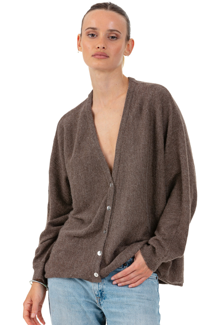 Gilet in baby alpaca, 100% baby-alpaca, dames, V-hals, knoopsluiting, oversized snit, lange mouwen, fijn, , Mahogany